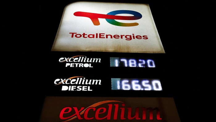 A motorcycle taxi rider gestures to the camera as he calls for more fuel to be readily available while waiting to refuel his motorcycle at a TotalEnergies petrol station ahead of an announced fuel price hike, as fuel costs rise amid global disruptions caused by the Iran war, in Nairobi, Kenya April 14, 2026. REUTERS/Thomas Mukoya