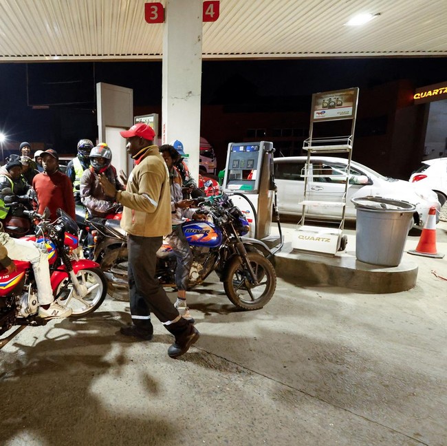 BBM Langka, Antrean Mengular di SPBU