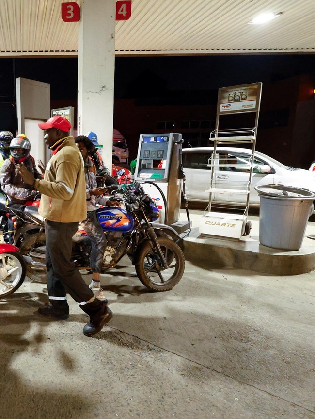 BBM Langka, Antrean Mengular di SPBU