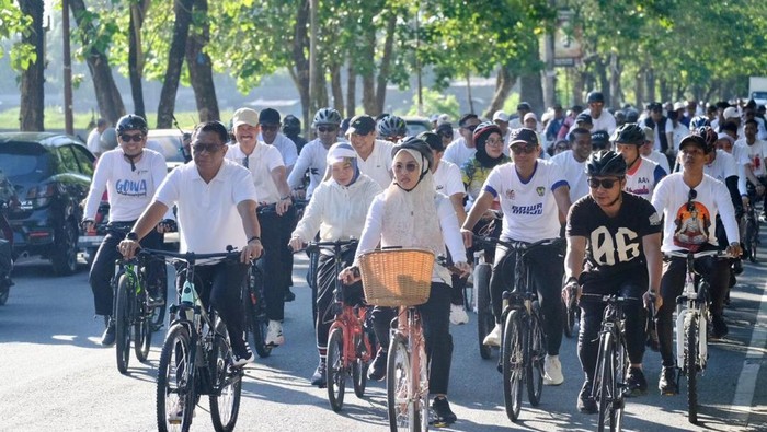 Bupati Gowa Sitti Husniah Talenrang meluncurkan gerakan ayo bersepeda sebagai upaya mendorong hidup sehat dan hemat energi bagi ASN. Dokumen Istimewa