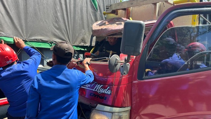 Tabrakan antara dua truk di Magelang menyebabkan sopir terjepit dengan luka di tangan dan kaki. Evakuasi berlangsung selama 35 menit. 