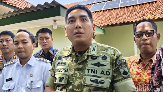 Danrem 074/Warastratama, Kolonel Inf Muhammad Arry Yudistira saat launching pemasangan panel surya di Makorem Solo, Rabu (15/4/2026).