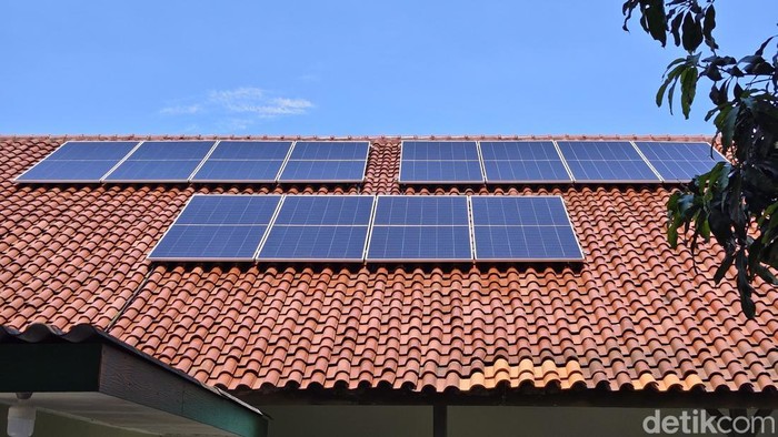 Danrem 074/Warastratama, Kolonel Inf Muhammad Arry Yudistira saat launching pemasangan panel surya di Makorem Solo, Rabu (15/4/2026).