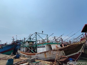 Pasokan BBM Seret, Ratusan Kapal Menumpuk di Kejawanan Cirebon