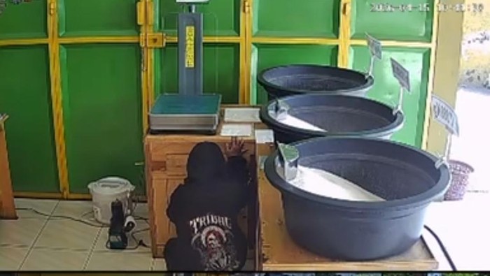 Detik-detik saat wanita yang mengaku dari panti mencuri di toko beras Singaparna, Tasikmalaya.
