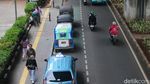 Bajaj dan Taksi Ngetem hingga Makan Jalan di Pasar Mayestik
