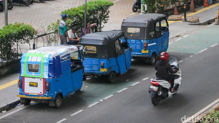 Sejumlah bajaj biru dan taksi ngetem di Jalan Kiai Maja dekat Pasar Mayestik, Jakarta. Kendaraan tersebut ngetem hingga 'makan' jalan.