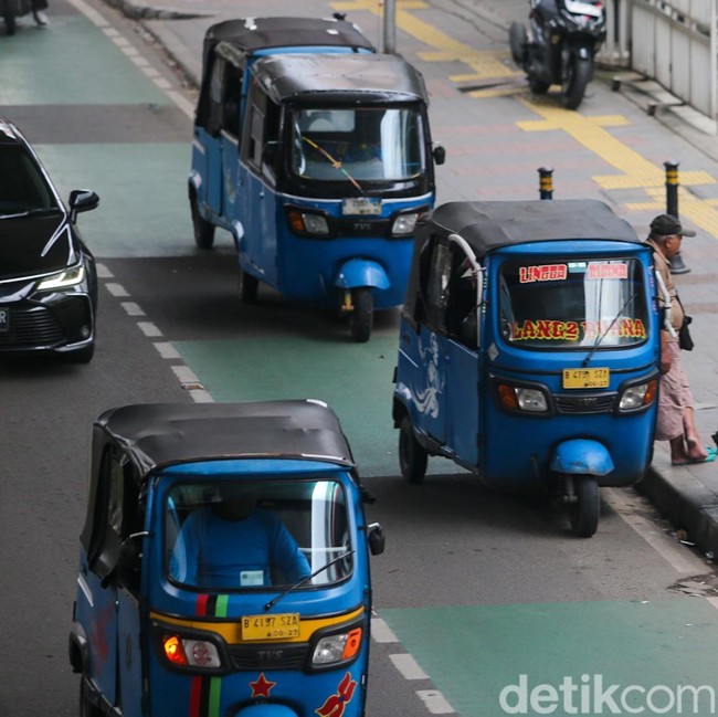Di Pasar Mayestik, Bajaj Ngetem hingga Makan Jalan