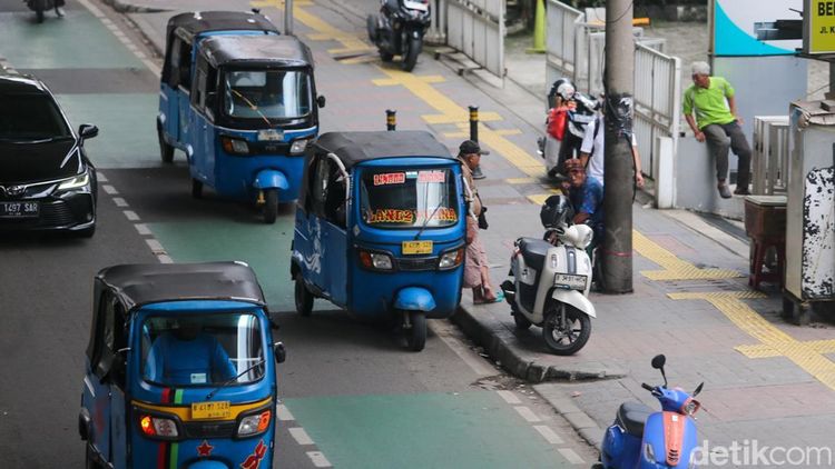 Bajaj dan Taksi Ngetem hingga Makan Jalan di Pasar Mayestik
