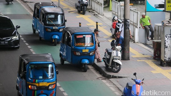 Bajaj dan Taksi Ngetem hingga Makan Jalan di Pasar Mayestik