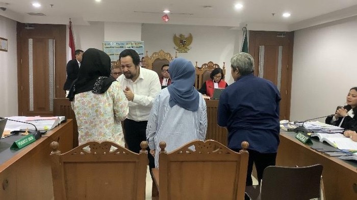 Direktur Utama PT Terra Drone Indonesia, Michael Wisnu Wardhana, menyalami salah satu keluarga korban kebakaran maut di gedung Terra Drone (Mulia/detikcom)