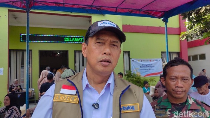Direktur Utama Perum Bulog, Ahmad Rizal Ramdhani meninjau langsung penyaluran bantuan pangan di Kelurahan Bantar Gebang, Kota Bekasi, Rabu (15/4).