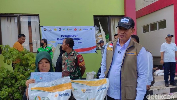 Direktur Utama Perum Bulog, Ahmad Rizal Ramdhani meninjau langsung penyaluran bantuan pangan di Kelurahan Bantar Gebang, Kota Bekasi, Rabu (15/4).