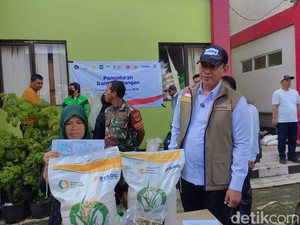 Dirut Bulog Salurkan Bansos Beras dan Migor ke 2.066 Warga Bantar Gebang