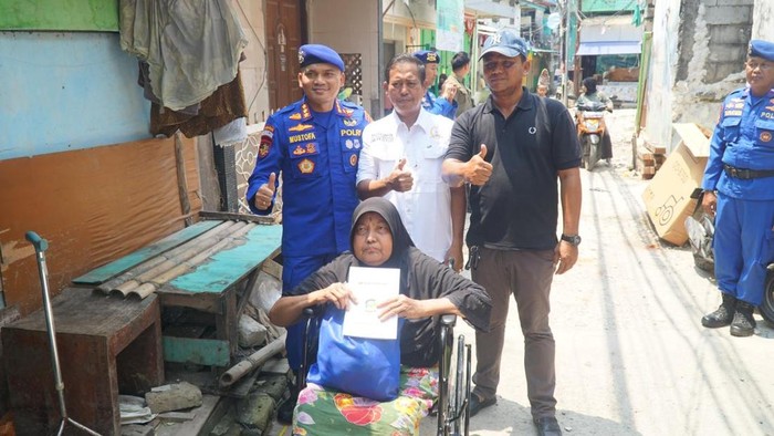 Ditpolairud Polda Metro Jaya melaksanakan kegiatan bakti kesehatan, salah satunya penyaluran bantuan kursi roda bagi warga pesisir di kawasan Muara Angke, Penjaringan, Jakarta Utara. (Dok. Istimewa)
