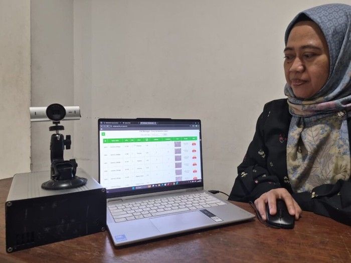 Dr Haniah Mahmudah ST MT menunjukkan tampilan pengambilan data visual jalan rusak dengan alat berbasis AI.