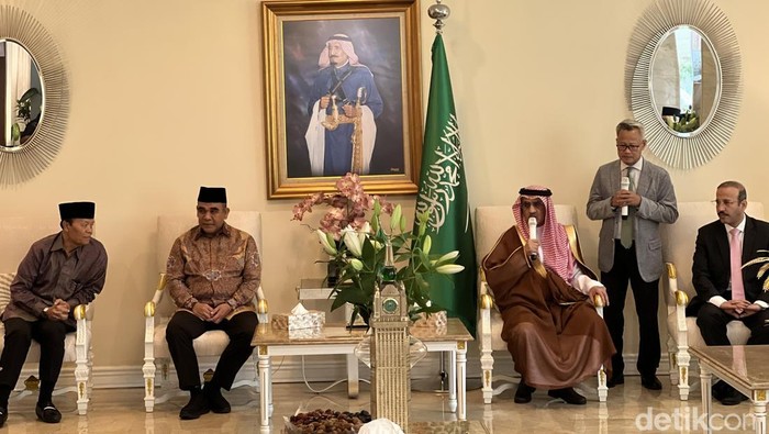 Dubes Arab Saudi untuk RI Faisal Abdullah Al Amoudi (ketiga dari kiri) saat pertemuannya dengan Ketua MPR RI Ahmad Muzani (kedua dari kiri). (Adhfar/detikcom)