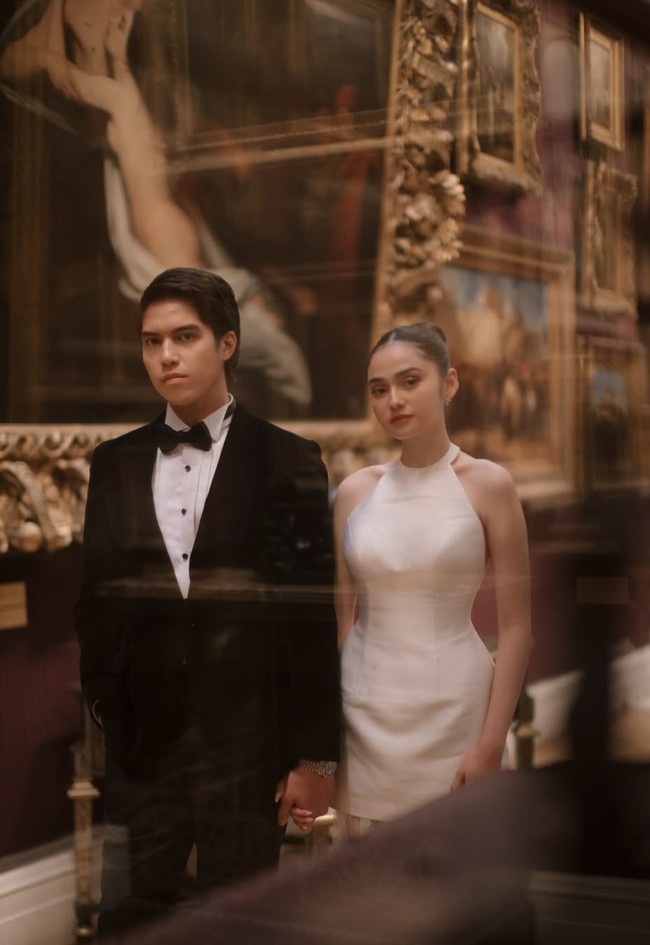 Foto-foto prewedding Syifa Hadju dan El Rumi kembali dirilis. Kali ini calon pasutri itu memilih tampil serasi dengan gaya formal yang clean dan berkelas. Foto: Instagram/@elelrumi