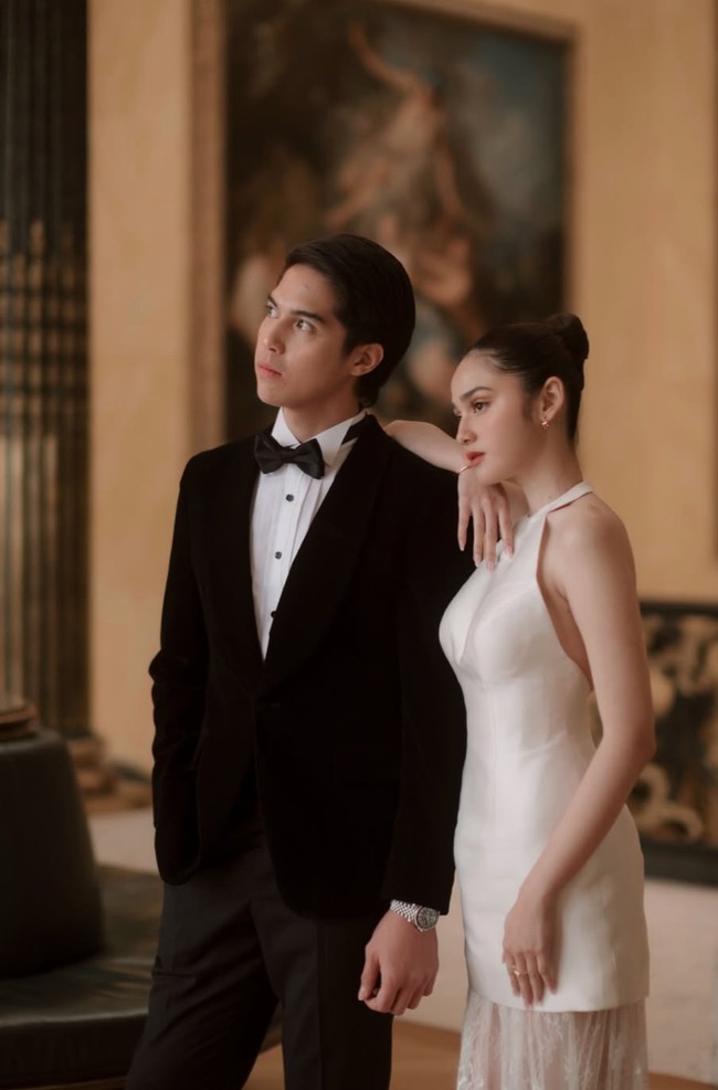 El mengenakan setelan tuxedo hitam dengan potongan slim fit yang rapi. Dipadukan dengan kemeja putih crisp dan bow tie hitam, menciptakan tampilan black-tie yang timeless. Foto: Instagram/@elelrumi