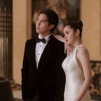 El mengenakan setelan tuxedo hitam dengan potongan slim fit yang rapi. Dipadukan dengan kemeja putih crisp dan bow tie hitam, menciptakan tampilan black-tie yang timeless. Foto: Instagram/@elelrumi