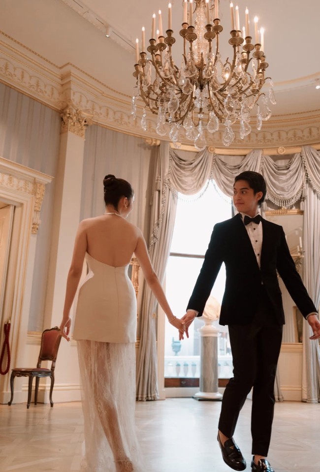 Terlihat bagian belakang dress Syifa yang backless, menambah kesan seksi namun tetap classy. Potongan tersebut membuat punggung Syifa terekspos. Foto: Instagram/@elelrumi