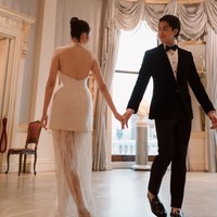 Terlihat bagian belakang dress Syifa yang backless, menambah kesan seksi namun tetap classy. Potongan tersebut membuat punggung Syifa terekspos. Foto: Instagram/@elelrumi