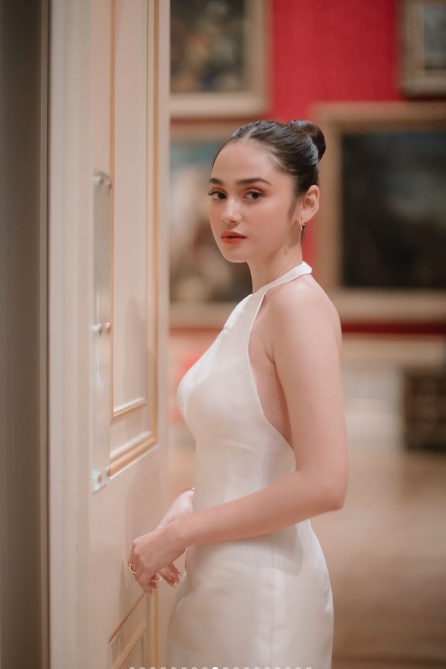 Penampilan Syifa makin memukau dengan rambut sleek bun dan riasan natural yang flawless. Foto: Instagram/@elelrumi