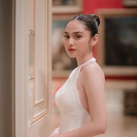 Penampilan Syifa makin memukau dengan rambut sleek bun dan riasan natural yang flawless. Foto: Instagram/@elelrumi