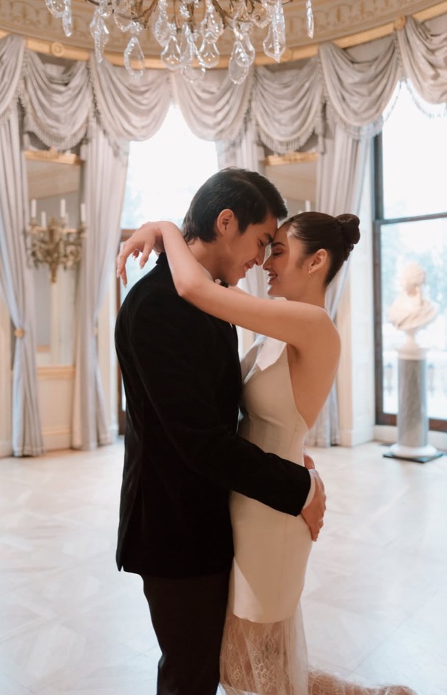 Kemesraan keduanya dalam pemotretan preweddding kali ini tak kalah bikin penggemar ikut gemas. OMG kaliaan tuh yah bener” gemeees bgt, tulis salah satu komentar. Aghh g kuattt vibesnyaaaaa gong bgt, komentar lain. Foto: Instagram/@elelrumi