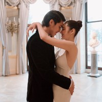 Kemesraan keduanya dalam pemotretan preweddding kali ini tak kalah bikin penggemar ikut gemas. OMG kaliaan tuh yah bener” gemeees bgt, tulis salah satu komentar. Aghh g kuattt vibesnyaaaaa gong bgt, komentar lain. Foto: Instagram/@elelrumi
