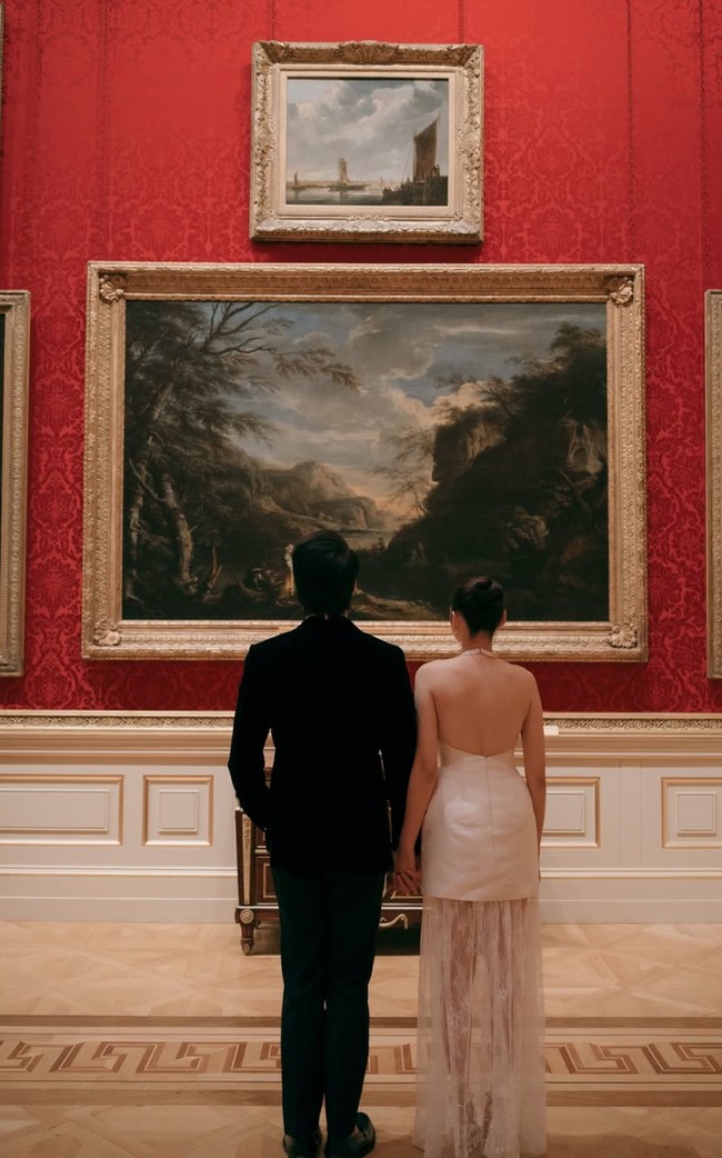 Pemotretan prewedding El Rumi dan Syifa Hadju kali ini diketahui berlokasi di sebuah museum di London, The Wallace Collection. Sebelumnya keduanya juga sudah menjalani pemotretan prewedding dalam balutan busana adat. Foto: Instagram/@elelrumi