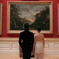 Pemotretan prewedding El Rumi dan Syifa Hadju kali ini diketahui berlokasi di sebuah museum di London, The Wallace Collection. Sebelumnya keduanya juga sudah menjalani pemotretan prewedding dalam balutan busana adat. Foto: Instagram/@elelrumi