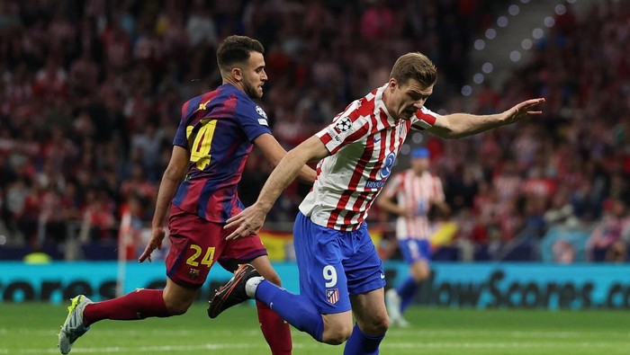 Soccer Football - UEFA Champions League - Quarter Final - Second Leg - Atletico Madrid v FC Barcelona - Riyadh Air Metropolitano, Madrid, Spain - April 14, 2026 FC Barcelonas Eric Garcia fouls Atletico Madrids Alexander Sorloth before being shown a red card after a VAR review REUTERS/Gonzalo Fuentes