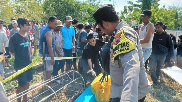 Mayat pria tanpa identitas ditemukan di embung Desa Sedo, Kecamatan Demak, Kabupaten Demak, Rabu (15/4) siang. Begini ciri-cirinya.