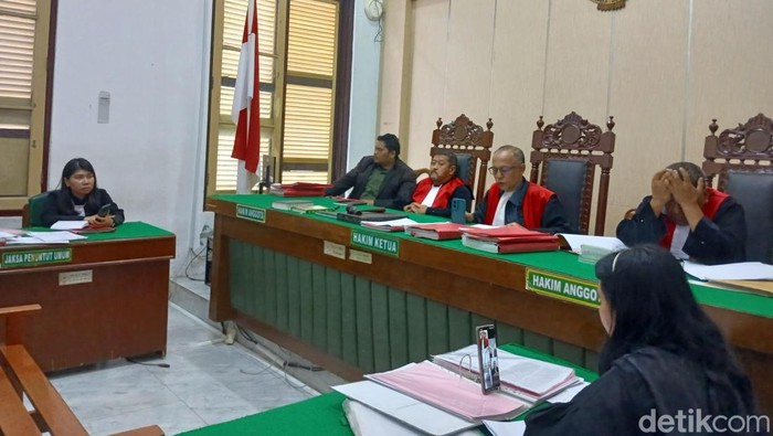 Foto : Sidang putusan diikuti terdakwa secara online dan berlangsung di ruang Cakra 7 Pengadilan Negeri (PN) Medan, Rabu (15/4/2026)
(Juita Sinuhaji/detikSumut)