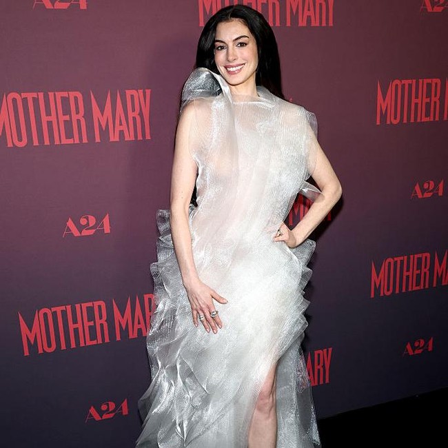 Manis Senyum Anne Hathaway dan Kilau Perhiasan Mewah di Premier Mother Mary