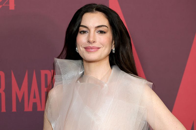 Gaya Anne Hathaway di Premier Mother Mary NEW YORK, NEW YORK - APRIL 13: Anne Hathaway attends A24's