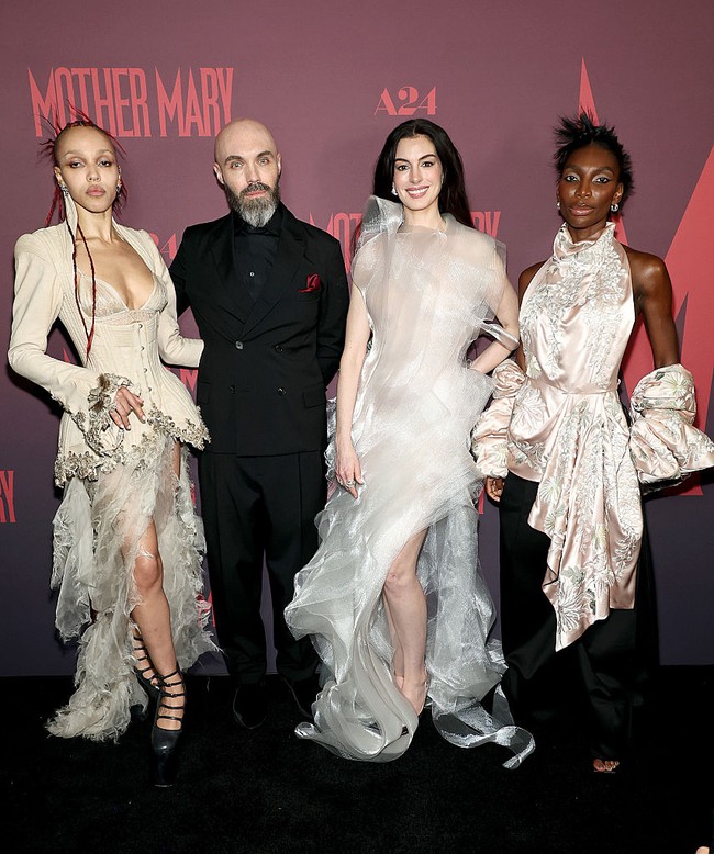 Dalam film ‘Mother Mary’, Anne berperan sebagai seorang bintang pop yang berusaha bangkit kembali melalui tur comeback. Film garapan sutradara David Lowery ini juga dibintangi oleh Michaela Coel, Hunter Schafer, hingga Kaia Gerber. Kabarnya, karakter Mother Mary disebut-sebut terinspirasi dari sosok Taylor Swift. (Foto: Jamie McCarthy/Getty Images)