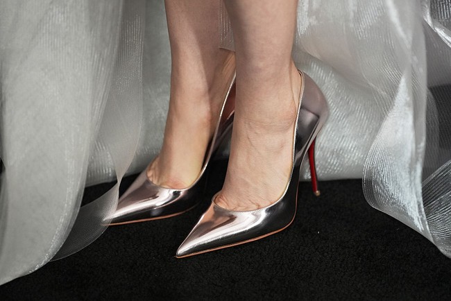 Penampilannya semakin sempurna dengan aksesori pilihan. Ia membawa clutch dari Alexis Bittar dan mengenakan sepatu pumps perak dari Christian Louboutin.(Foto: John Nacion/Variety via Getty Images)
