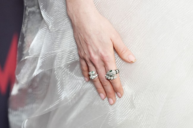 Sebagai brand ambassador Bulgari, Anne berkilau dengan anting dan cincin berlian serta zamrud dari lini Serpenti, yang terbuat dari emas putih 18 karat. Nilai total perhiasan tersebut ditaksir mencapai lebih dari US$ 100.000 atau setara Rp 1,7 miliar. (Foto: John Nacion/Variety via Getty Images)