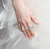 Sebagai brand ambassador Bulgari, Anne berkilau dengan anting dan cincin berlian serta zamrud dari lini Serpenti, yang terbuat dari emas putih 18 karat. Nilai total perhiasan tersebut ditaksir mencapai lebih dari US$ 100.000 atau setara Rp 1,7 miliar. (Foto: John Nacion/Variety via Getty Images)