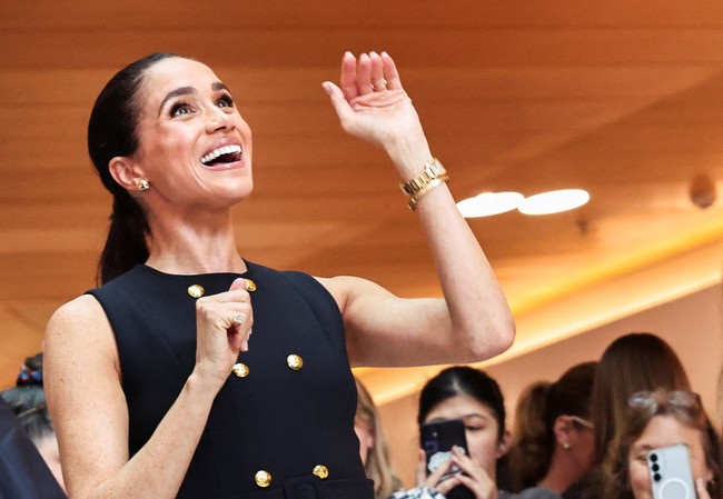 Meghan memaksimalkan gayanya dengan jajaran aksesori emas dari Cartier. Menurut unggahan @royalfashionpolice, ibu dua anak ini memakai Gold Tank Française Watch seharga US$ 27.700 (Rp 474 juta) dan ‘Love’ Yellow Gold Bracelet. Untuk alas kaki, ia mengandalkan sepasang heels kulit hitam keluaran Dior dari seri ‘Dioressence 100’. (Foto: REUTERS/Mark Peterson)