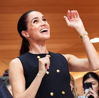 Meghan memaksimalkan gayanya dengan jajaran aksesori emas dari Cartier. Menurut unggahan @royalfashionpolice, ibu dua anak ini memakai Gold Tank Française Watch seharga US$ 27.700 (Rp 474 juta) dan ‘Love’ Yellow Gold Bracelet. Untuk alas kaki, ia mengandalkan sepasang heels kulit hitam keluaran Dior dari seri ‘Dioressence 100’. (Foto: REUTERS/Mark Peterson)