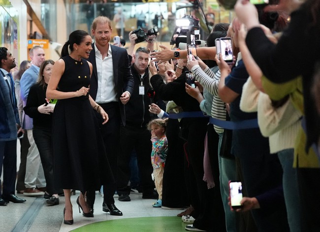 Duke dan Duchess of Sussex mendarat di Melbourne pada Selasa (14/4/2026) pagi dengan menumpang pesawat komersial. Berbeda dari kunjungan pertama pada 2018, mereka dikabarkan turun kelas dari first class ke business sehingga sempat menjadi sorota. Setibanya, mereka langsung langsung melaksanakan beberapa agenda. Salah satunya mengunjungi Royal Children’s Hospital yang pernah disambangi pula oleh mendiang Putri Diana pada 1985. (Foto: Jonathan Brady/Pool via REUTERS)