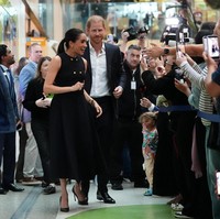 Duke dan Duchess of Sussex mendarat di Melbourne pada Selasa (14/4/2026) pagi dengan menumpang pesawat komersial. Berbeda dari kunjungan pertama pada 2018, mereka dikabarkan turun kelas dari first class ke business sehingga sempat menjadi sorota. Setibanya, mereka langsung langsung melaksanakan beberapa agenda. Salah satunya mengunjungi Royal Children’s Hospital yang pernah disambangi pula oleh mendiang Putri Diana pada 1985. (Foto: Jonathan Brady/Pool via REUTERS)