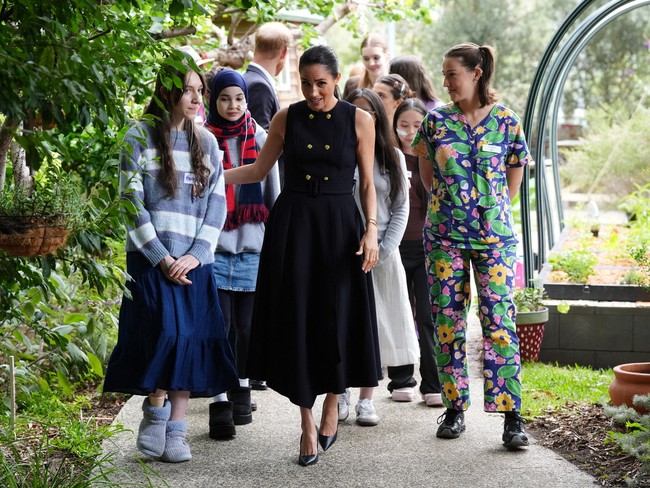 “Bentuk dukungan semacam ini sangat berarti, karena bermakna kepercayaan, konsistensi, termasuk bagian dari sebuah apresiasi untuk pakaian yang timeless,” tulis sang desainer di Instagram. (Foto: Jonathan Brady/Pool via REUTERS)