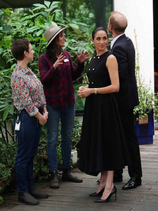 Terusan berwarna biru navy tanpa lengan itu hadir dengan aksen kancing double-breast berwarna emas. Terakhir kali mengunjungi Negeri Kanguru pada 2018, Meghan juga pernah memakai koleksi Karen.  (Foto: Jonathan Brady/Pool via REUTERS)
