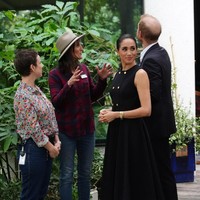 Terusan berwarna biru navy tanpa lengan itu hadir dengan aksen kancing double-breast berwarna emas. Terakhir kali mengunjungi Negeri Kanguru pada 2018, Meghan juga pernah memakai koleksi Karen.  (Foto: Jonathan Brady/Pool via REUTERS)