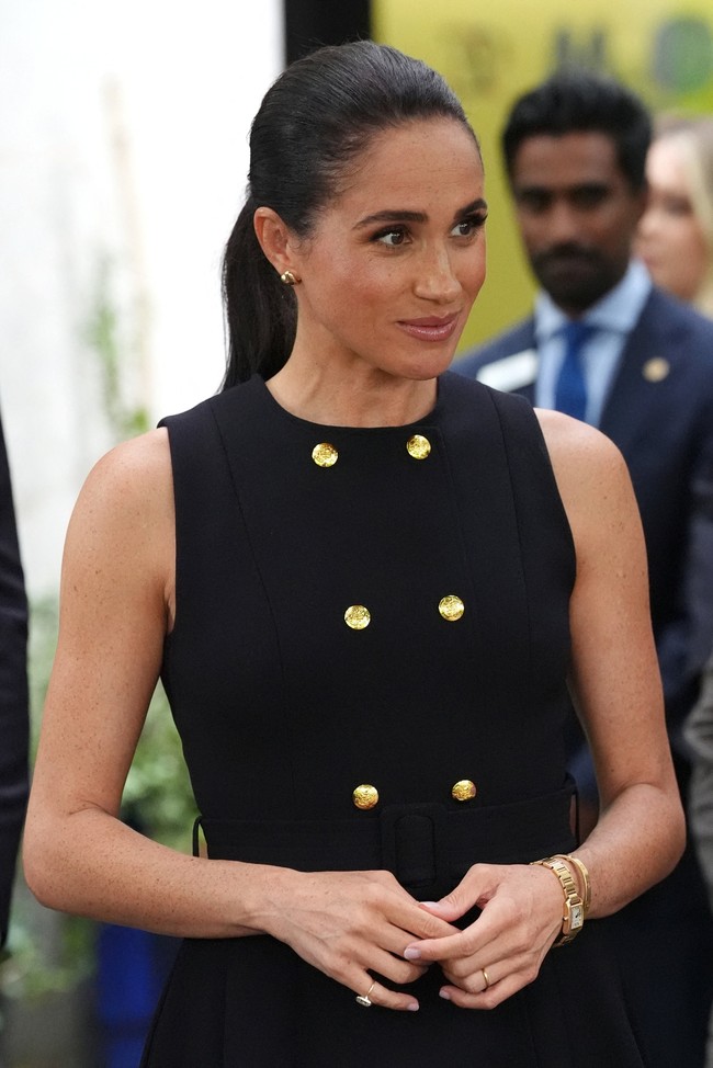 Untuk momen spesial tersebut, Meghan mengandalkan busana yang sarat fashion statement. Mantan aktris Hollywood ini muncul dalam balutan A-line dress rancangan desainer Australia Karen Gee sebagai bentuk penghormatan kepada negara tuan rumah. (Foto: Jonathan Brady/Pool via REUTERS)
