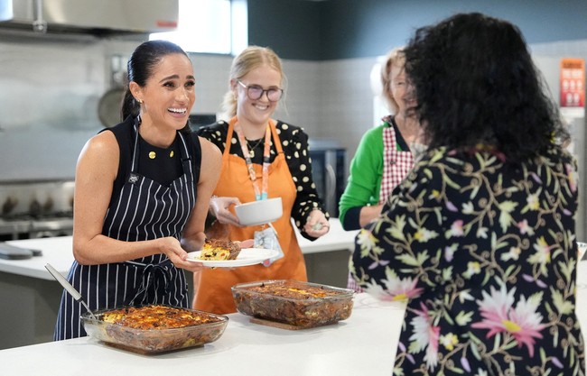 Sebuah video viral menangkap momen seorang warga memuji penampilan Meghan. “Kamu terlihat luar biasa. Penampilanmu seperti seorang model,” katanya. “Ya ampun, kamu baik sekali,” balas Meghan yang terlihat tersipu malu. (Foto: Jonathan Brady/Pool via REUTERS)